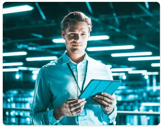 Mann in einem modernen Büro mit einem Tablet in der Hand