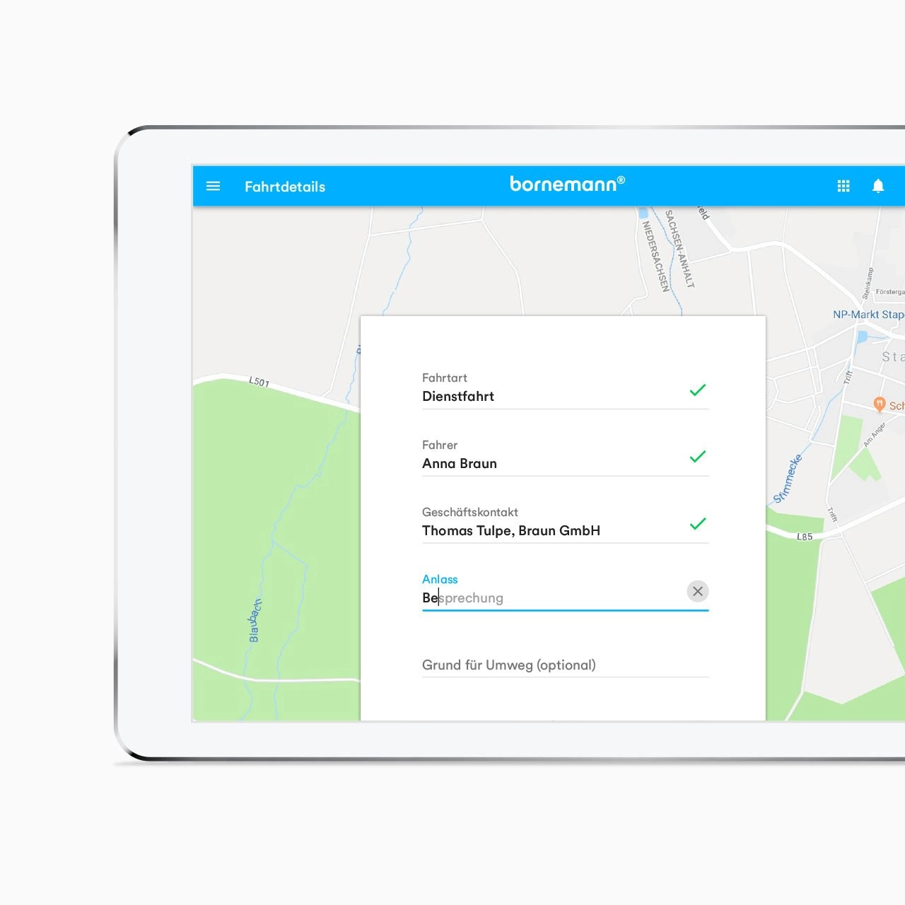 Tablet mit einer Fahrtdetails-Ansicht und Formularfeldern über einer Karte