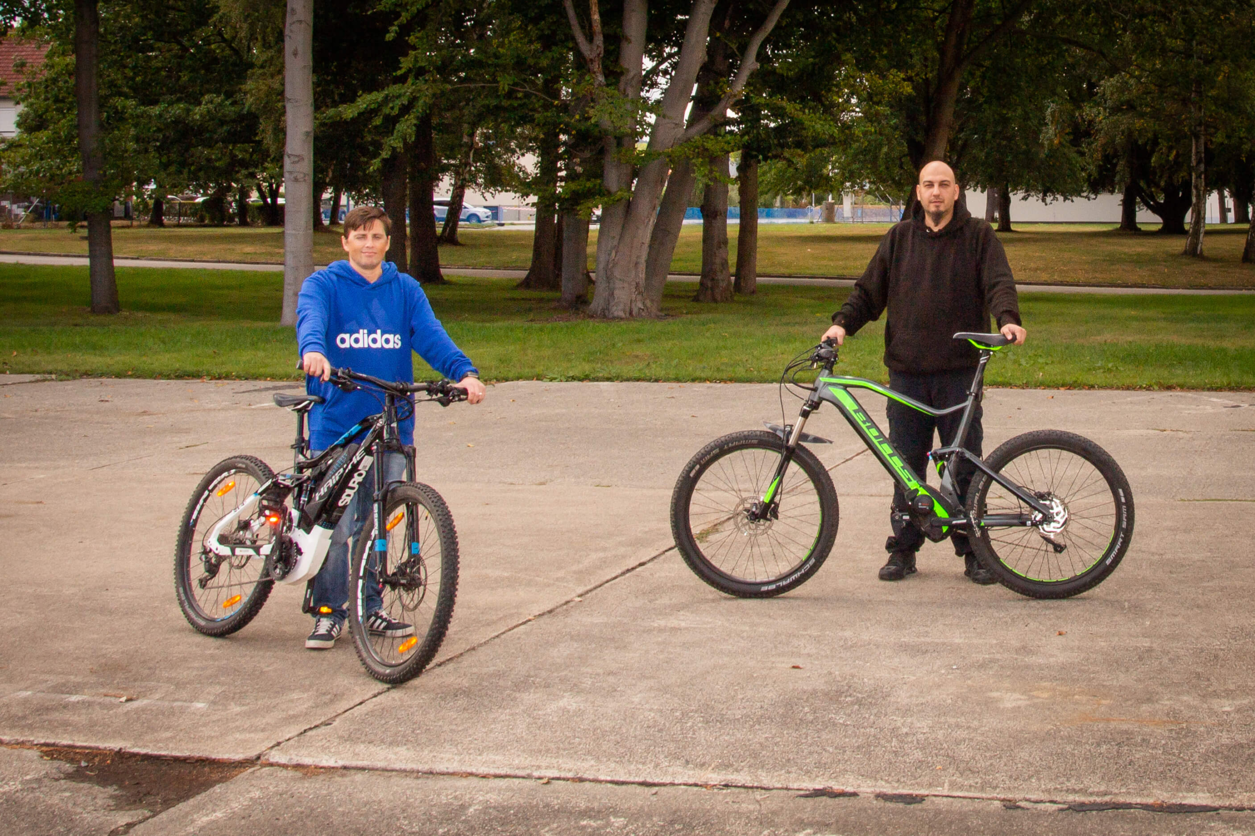manuel und frank, unsere beiden mitarbeiter, die ihre e-bikes bereits erhalten haben.