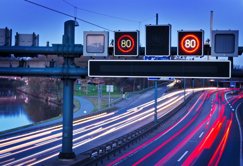 axa studie telematiksysteme im kfz die meisten deutschen wollen in zukunft telematik im auto