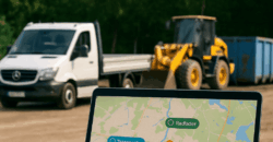 Laptop mit GPS-Karte, im Hintergrund Transporter, Radlader und Container auf einer Baustelle – Symbolbild für GPS-Fahrzeugortung im GaLaBau.